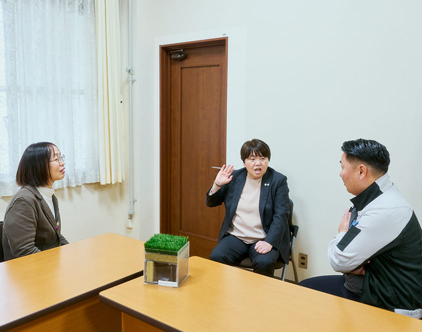 兵庫県立伊丹北高等学校の宮本稚子校長（写真中央）と中村薫事務長（写真左）※2026年2月取材当時